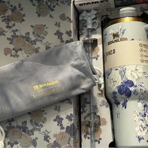 LoveShackFancy x Stanley collab
Stanley 1913 x Blue Floral
40oz Tumbler Set